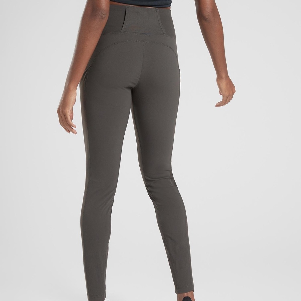 Athleta Trekkie Hybrid Crop Tight | Size 6